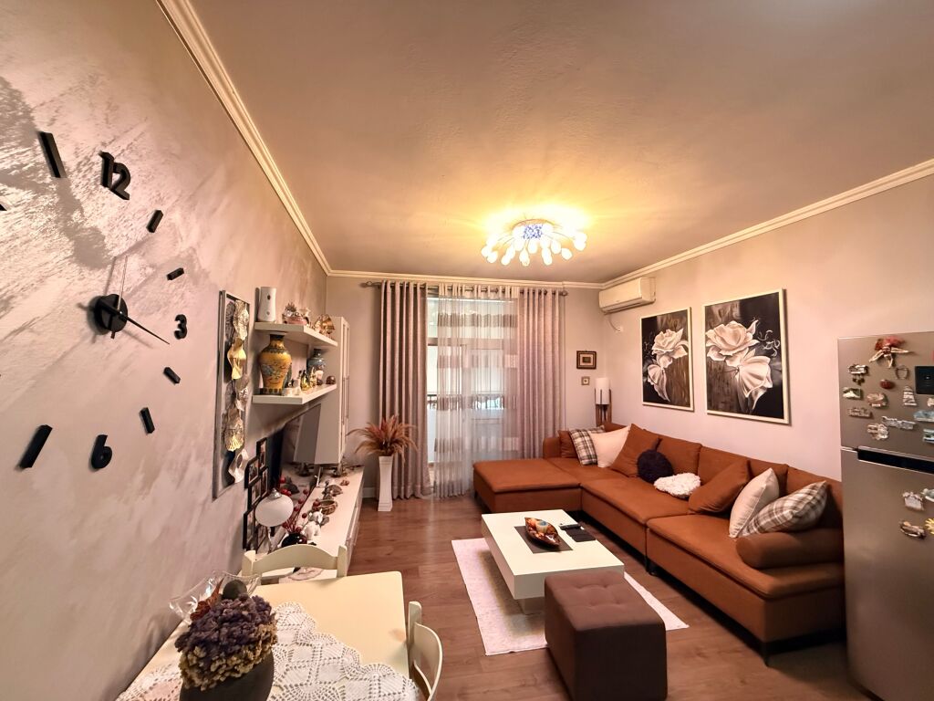 SHITET APARTAMENT 2+1 I MOBILUAR – PËRBALLË DELIJORGJIT !