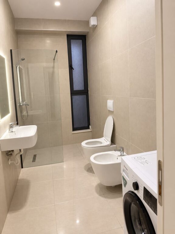 # IN AFFITTO: 1+1 📍 Nuovo Boulevard (Vicino a SPAK - Via Jordan Misja) - 70.000 ALL/Mese - Edificio Nuovo A.2026 - 4° Piano - SUP. 80m² || (100% Mai Abitato, 100% Nuovo 🔥)