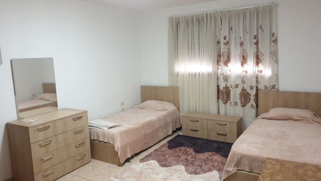 Jepet apartament me qera 2+1 te sheshi Willson