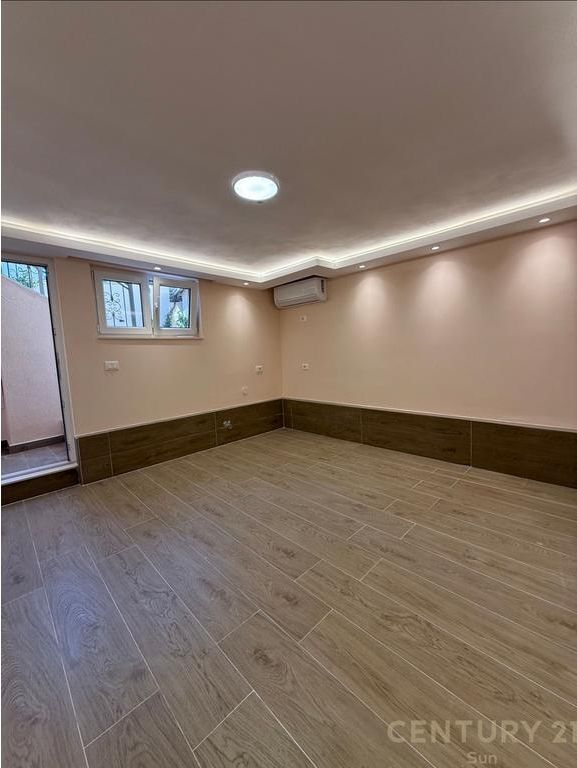 VILE ME QIRA PER BIZNES, ZYRE/KLNIKE PRANE RRUGES SE KAVAJES