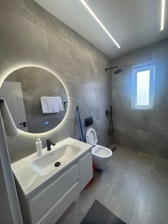 Shitet apartament 2+1 me ballkon  📍Shkolla e Bashkuar