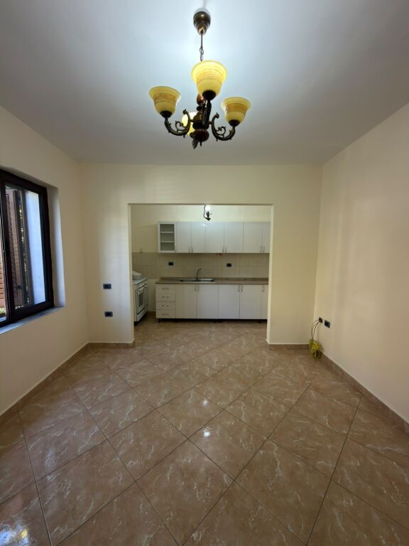 Locale commerciale in affitto, 3+1 per 80.000 lek