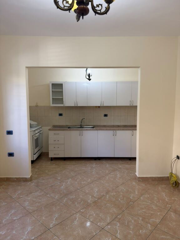 Locale commerciale in affitto, 3+1 per 80.000 lek