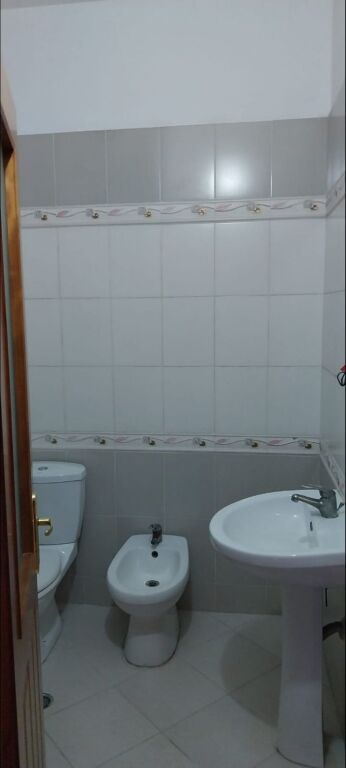 🏡 IN AFFITTO – APPARTAMENTO 2+1 CON 2 BAGNI | CONAD, VLORË 🌊✨