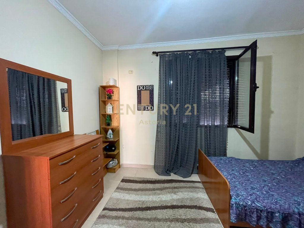 AFFITTASI 3° PIANO DI UNA VILLA, TIPOLOGIA 2+1, A KOMBINAT  40.000 lek/mese