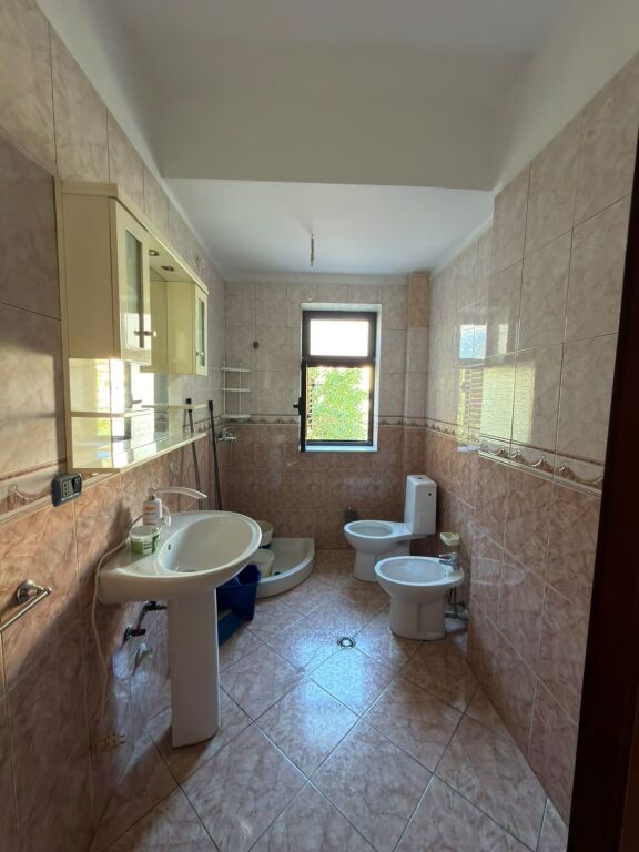 Locale commerciale in affitto, 3+1 per 80.000 lek