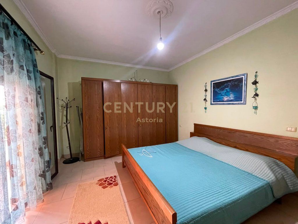 AFFITTASI 3° PIANO DI UNA VILLA, TIPOLOGIA 2+1, A KOMBINAT  40.000 lek/mese