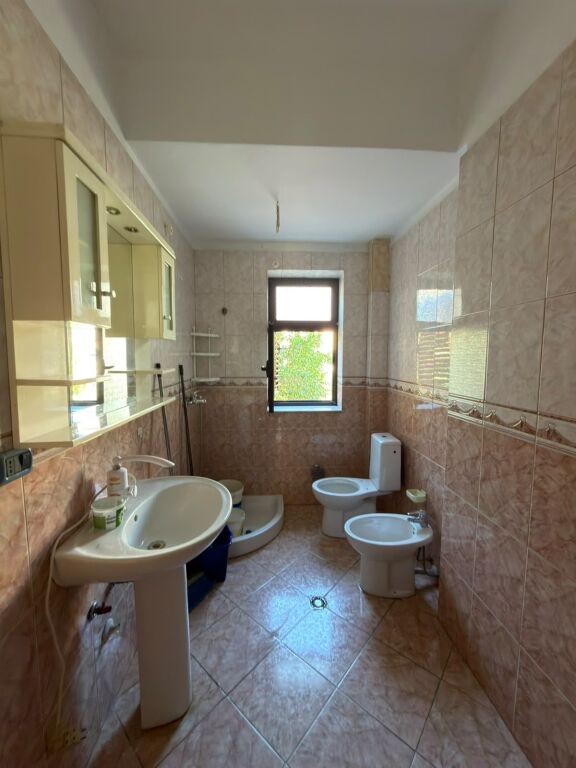 Locale commerciale in affitto, 3+1 per 80.000 lek