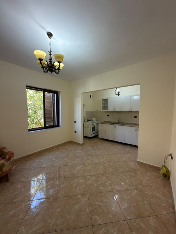 Locale commerciale in affitto, 3+1 per 80.000 lek