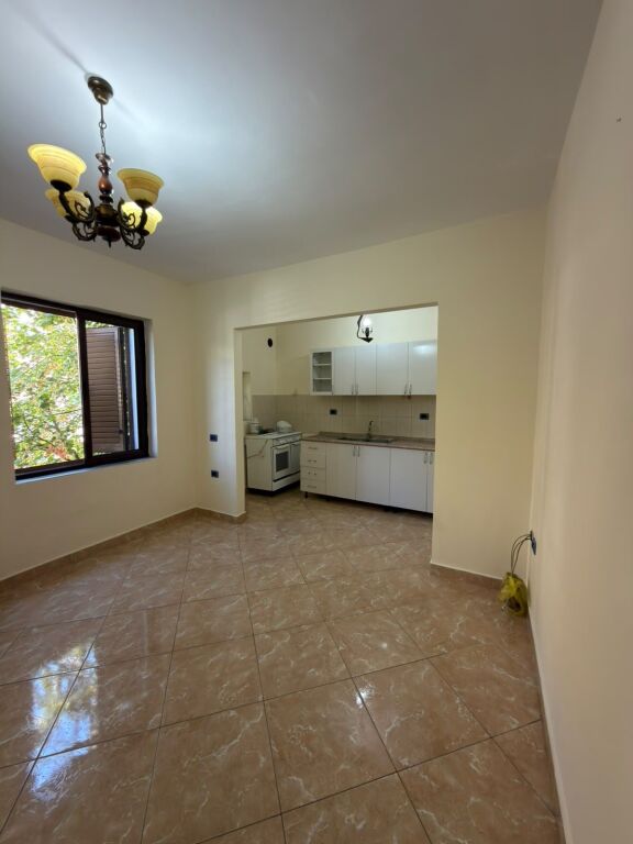 Locale commerciale in affitto, 3+1 per 80.000 lek