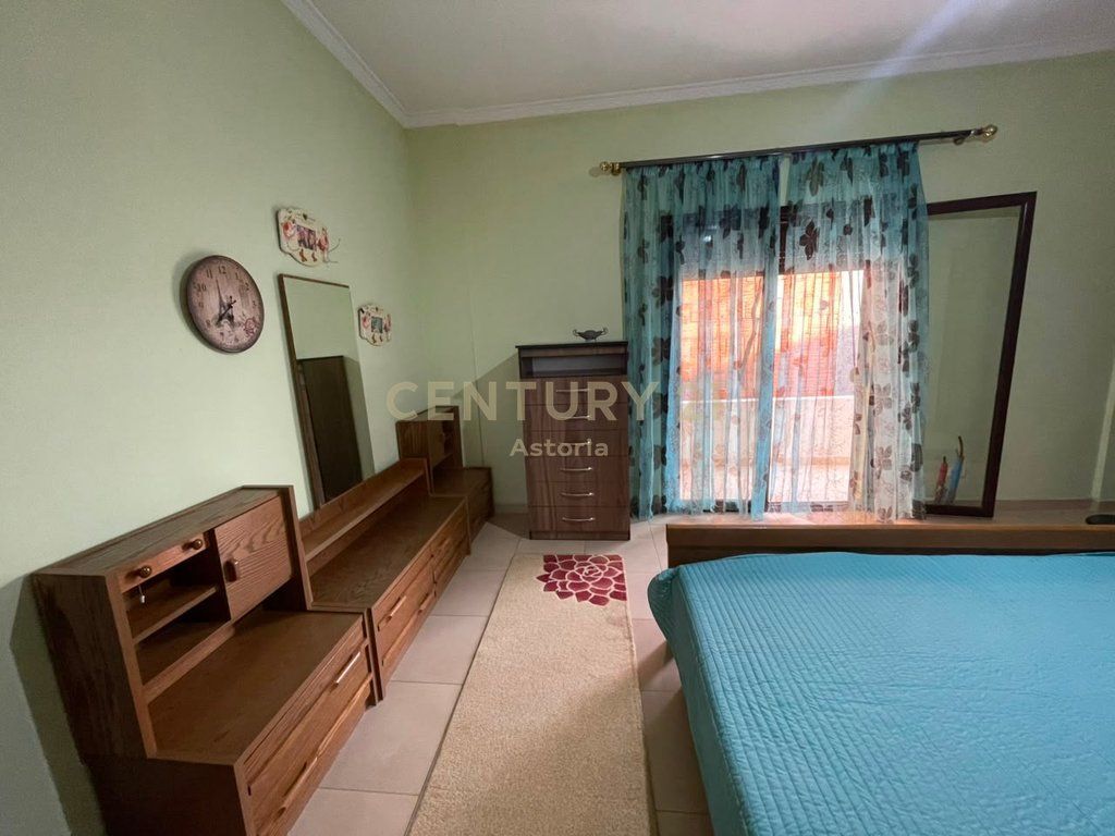 AFFITTASI 3° PIANO DI UNA VILLA, TIPOLOGIA 2+1, A KOMBINAT  40.000 lek/mese