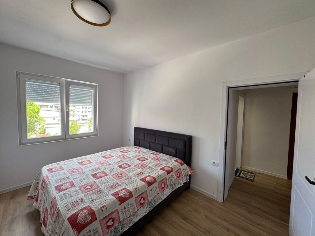 Shitet apartament 2+1 me ballkon  📍Shkolla e Bashkuar