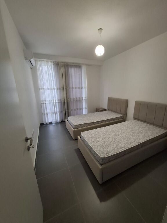 Affittasi 3+2 al 5 Maji, palazzo del Comune, arredato, 65000 lek