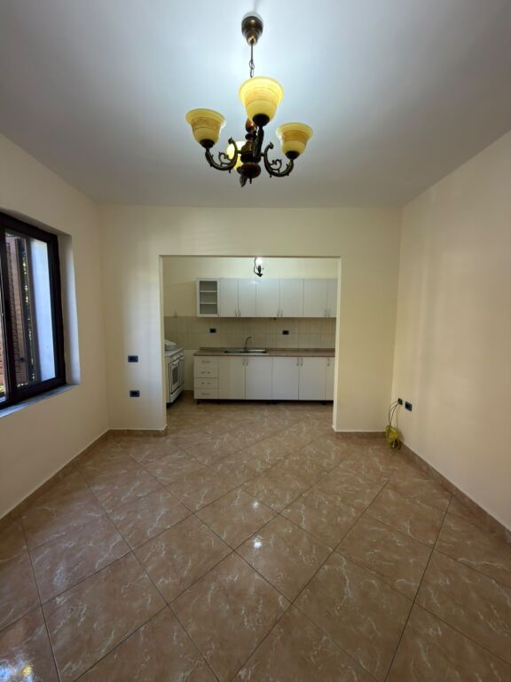 Locale commerciale in affitto, 3+1 per 80.000 lek