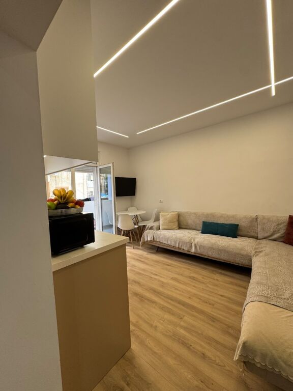 Shitet apartament 2+1 me ballkon  📍Shkolla e Bashkuar
