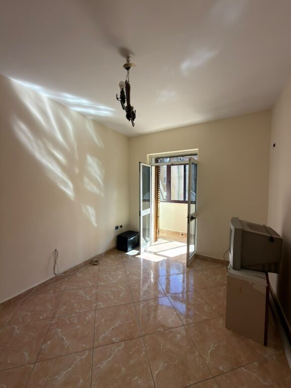 Locale commerciale in affitto, 3+1 per 80.000 lek