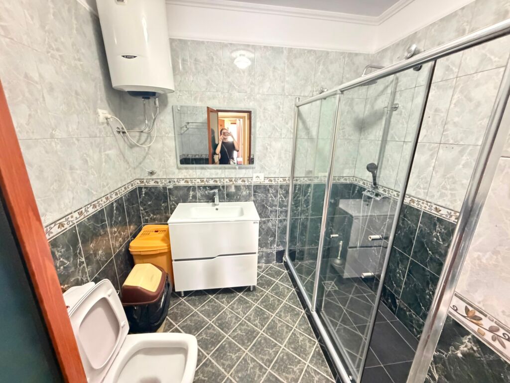 Jepet me qira 2+1+parkim Qender Barrikadat 80.000 leke