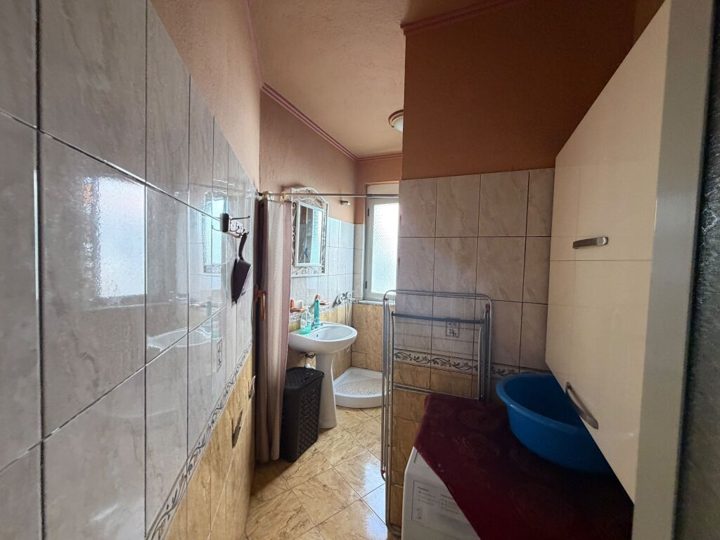 Jepet Apartament 1+1 me qera te Shkembi Kavajes