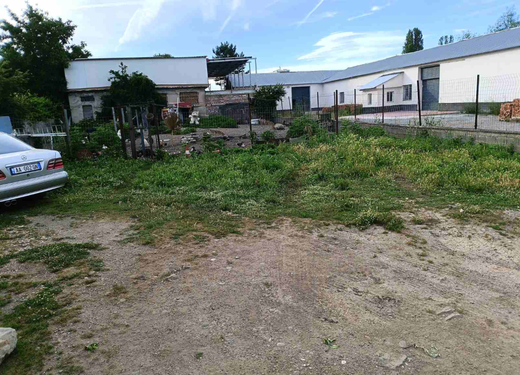 Shitet Truall 533 m² - Zona Industriale 2, Korçë (Ish-Konservimi)