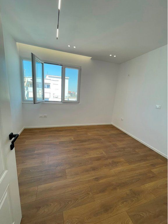 Shitet,Apartament 1+1, 21 Dhjetori, Tirane