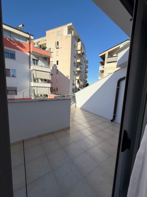 Affittasi 2+1+2 posti auto al Liqeni i Thate 90.000 leke