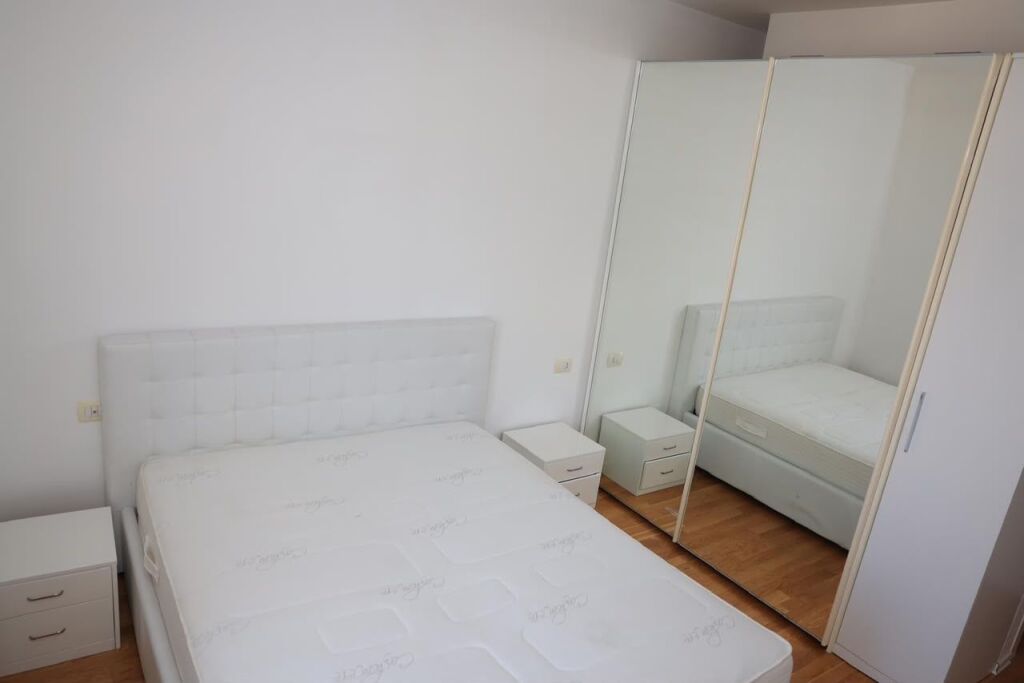 Jepet me qira 2+1+1 Kopshti Botanik Xhamia 80.000 leke