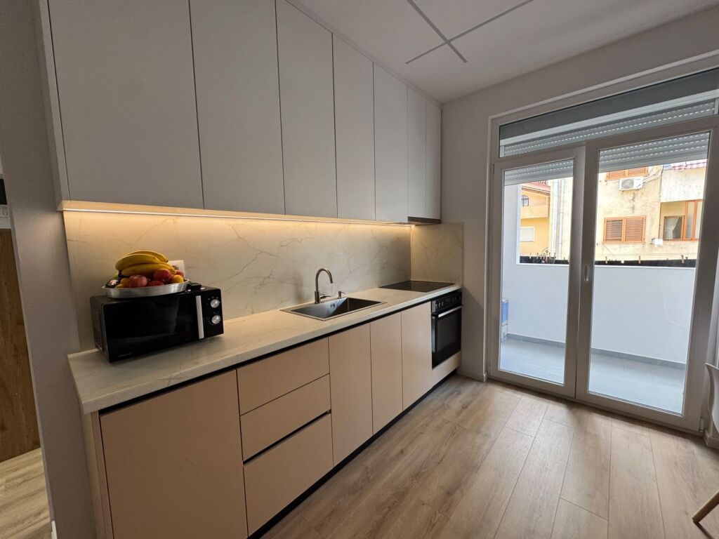 Shitet apartament 2+1 me ballkon  📍Shkolla e Bashkuar