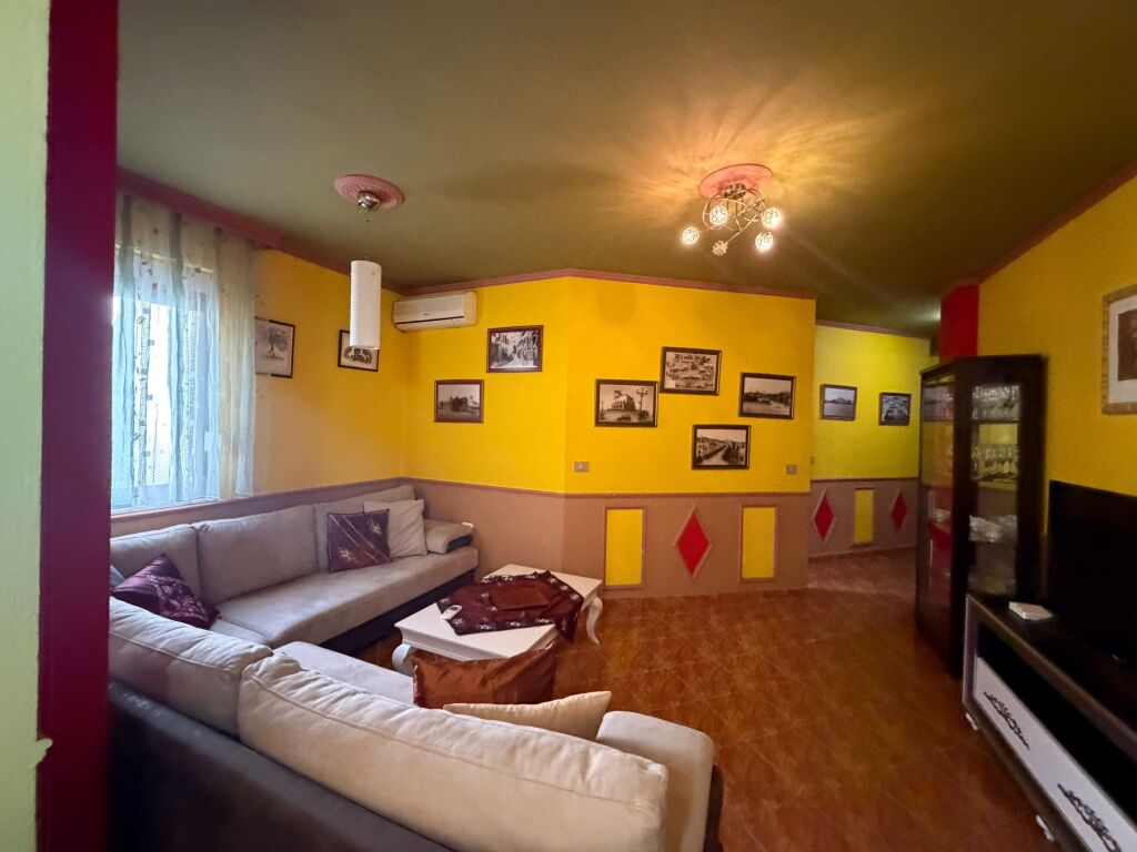 Jepet Apartament 1+1 me qera te Shkembi Kavajes