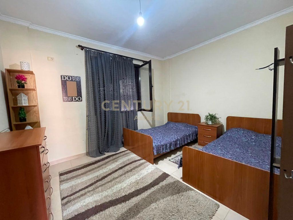 AFFITTASI 3° PIANO DI UNA VILLA, TIPOLOGIA 2+1, A KOMBINAT  40.000 lek/mese