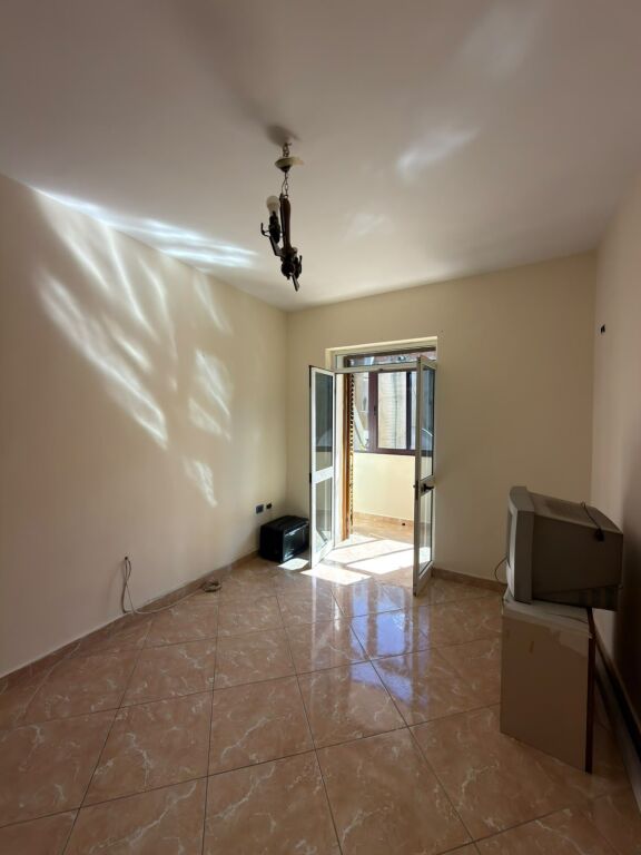 Locale commerciale in affitto, 3+1 per 80.000 lek