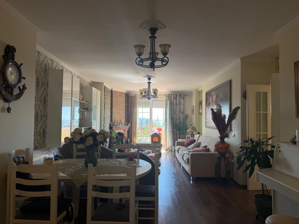Shitet apartament te rruga e Portit me pamje deti  ,Durres