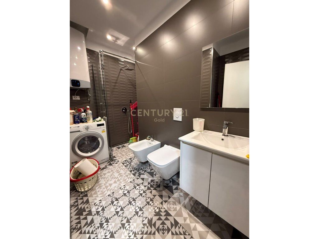 JEPET ME QERA APARTAMENT 2+1+2+VERANDE TE KOPSHTI BOTANIK|ZOOLOGJIK 700 € /Muaj
