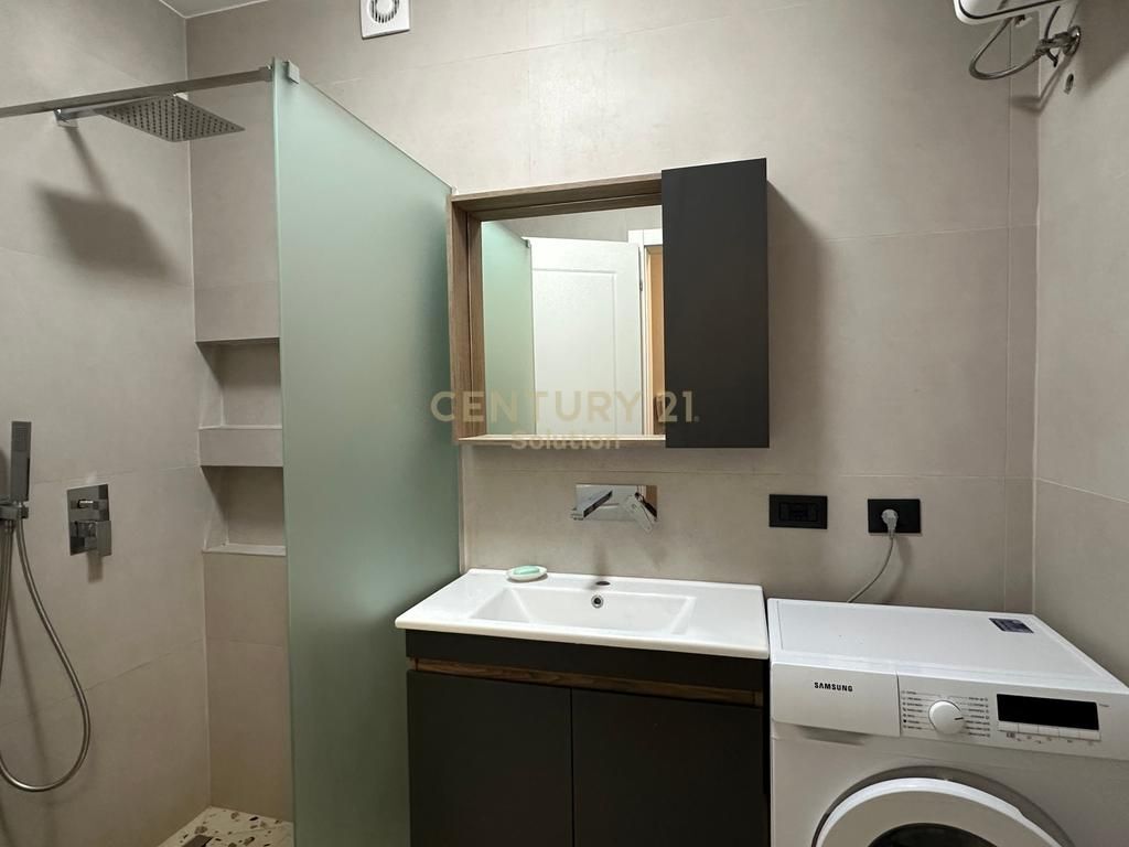 Appartamento in vendita vicino al Lago di Tirana!  -L'appartamento si trova molto vicino alla strada principale del Lago di Tirana ed è organizzato come segue: -Corridoio che distribuisce alle altre stanze dell'appartamento -Soggiorno con cucina a vista -Camera da letto con guardaroba -Balcone -Bagno -5° piano -L'appartamento è appena ristrutturato - Per ulteriori informazioni o per una visita alla proprietà vi preghiamo di contattarci!