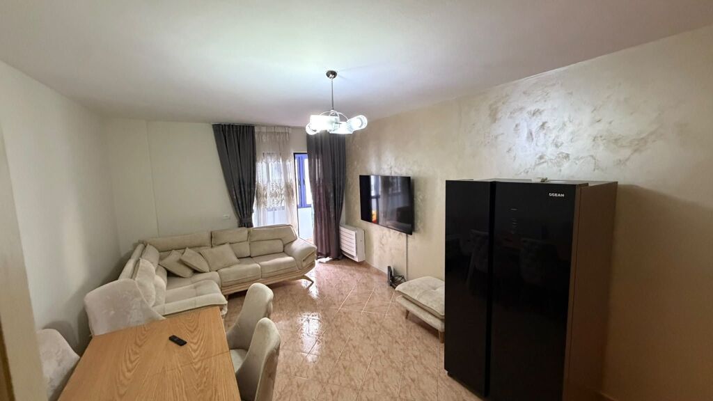 Tek NSHRAK/Prane 21-Dhjetorit, jepet me qera apartament 2+1.