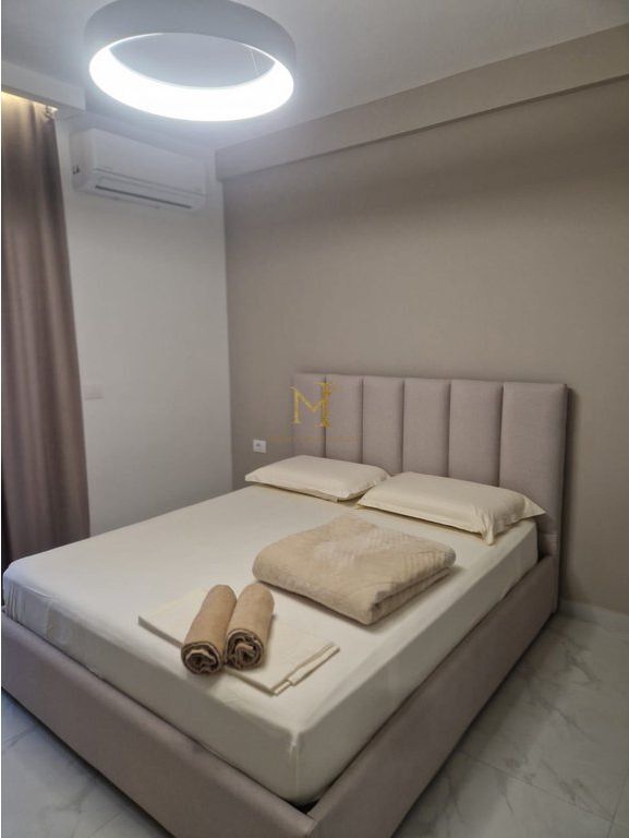 Jepet me qira apartament 1+1 në Golem Qendër.