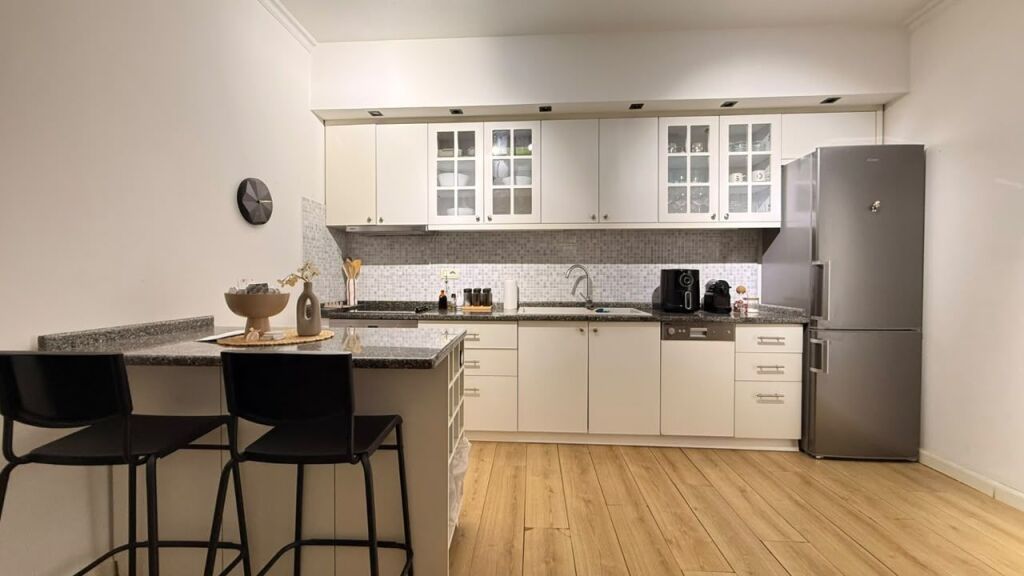 Appartamento 1+1 in vendita a Komuna e Parisit