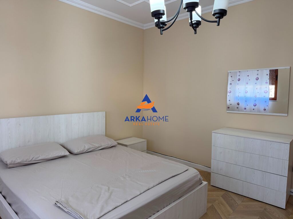 JEPET APARTAMENT 4+1+BALLKON ME QERA "ISH EKSPOZITA" 130.000 LEKE