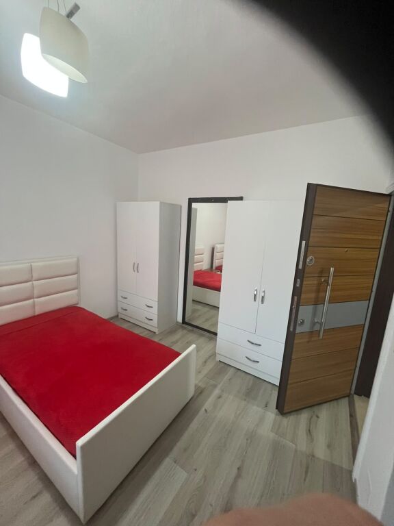 Garsoniere me qera ne Xhamllik tek ish Pro Farma (35,000 leke)
