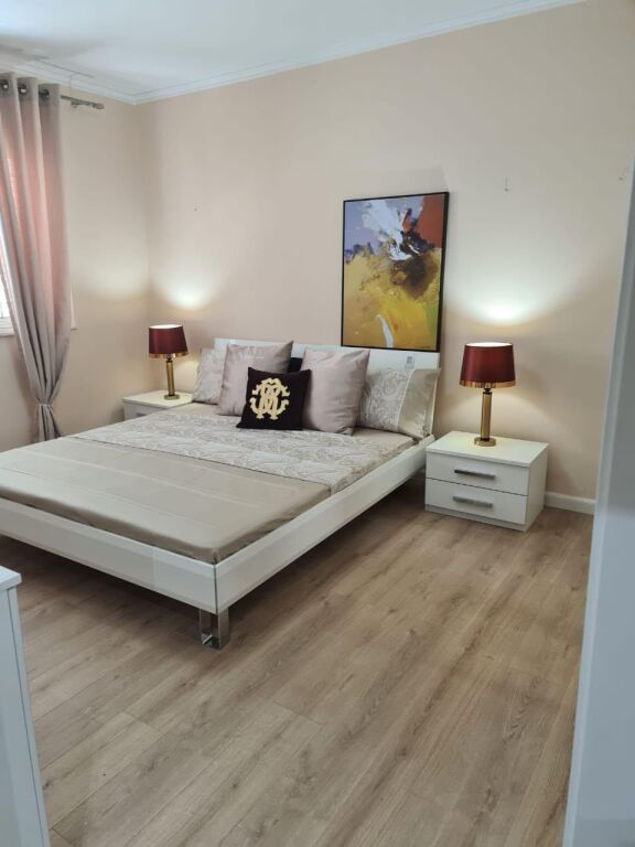 Appartamento 1+1 in vendita a Komuna e Parisit