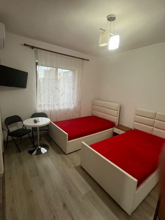 Garsoniere me qera ne Xhamllik tek ish Pro Farma (35,000 leke)
