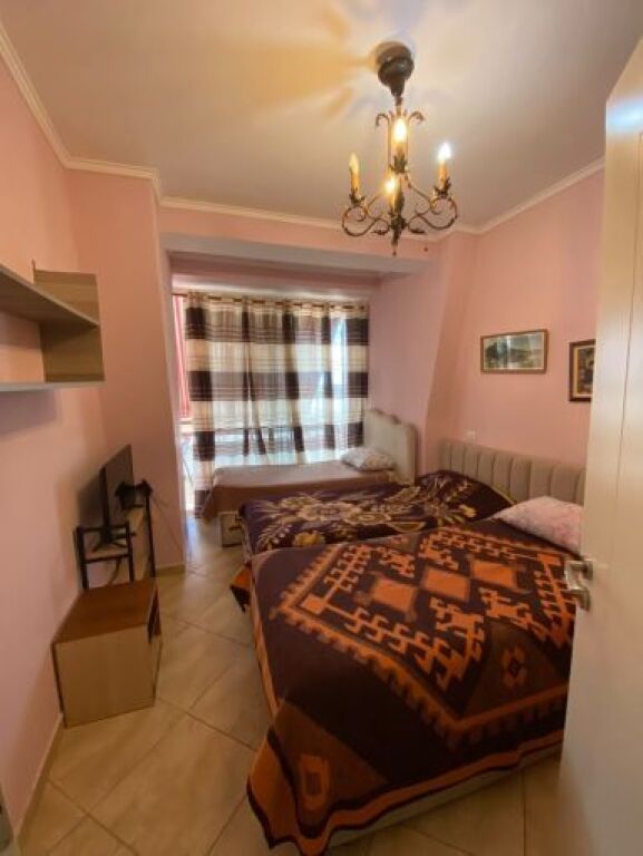 Affittasi appartamento 1+1 vicino all'Ospedale Qsut, vicino a Pediatria, Xhamlliku, Oxhaku, Kinostudio, Porcelan, Via Bardhyl, Via e Dibres.