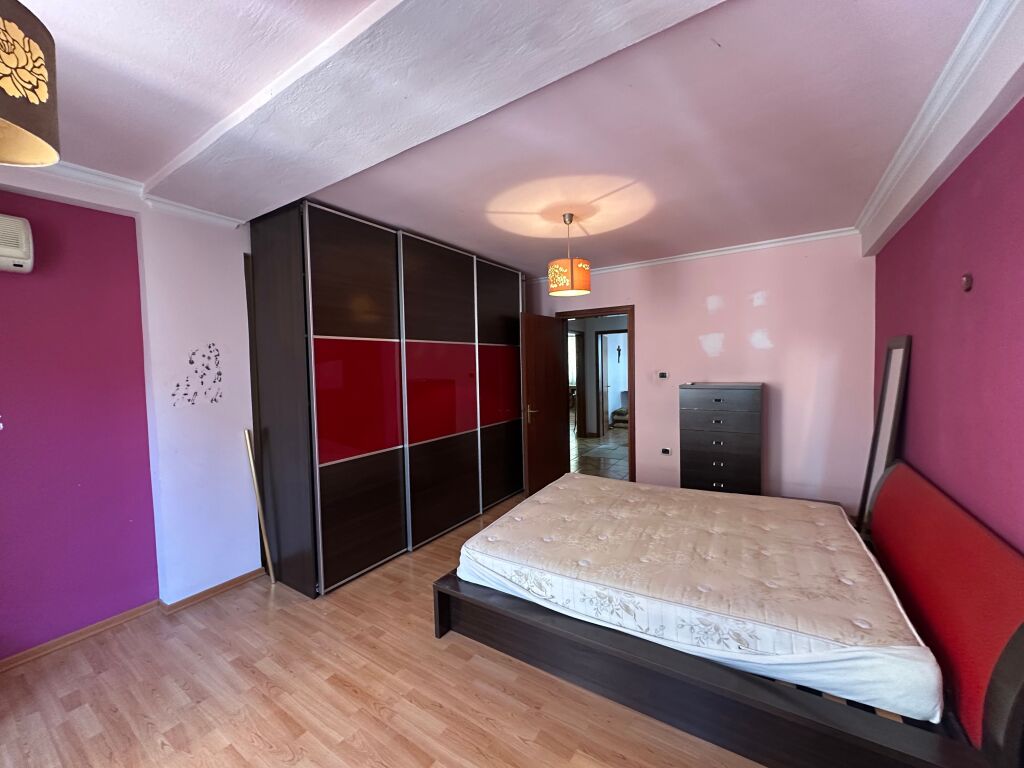 Shitet apartament 2+1 afer Lsi,Bllok