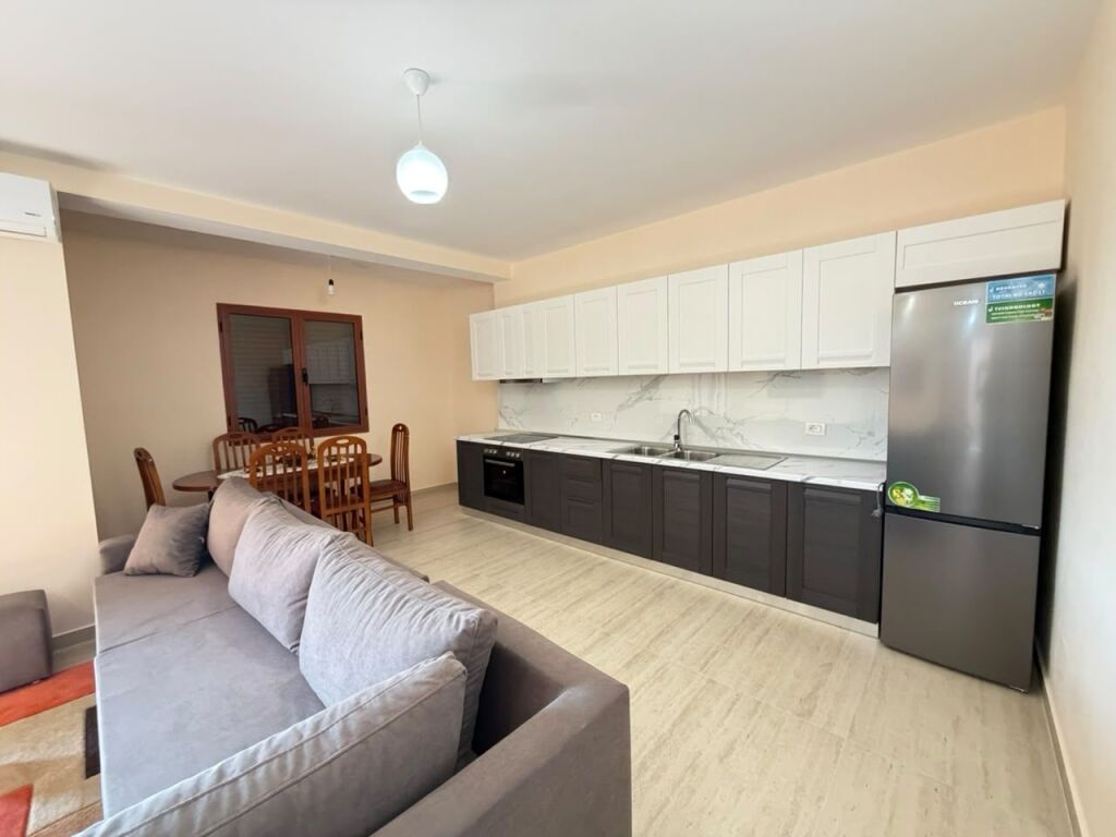 Apartament 2+1  Me Qira prane Spitalit Amerikan 1