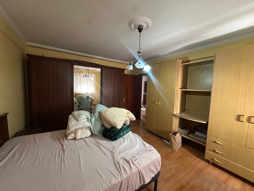 Shitet apartament 2+1 afer Lsi,Bllok