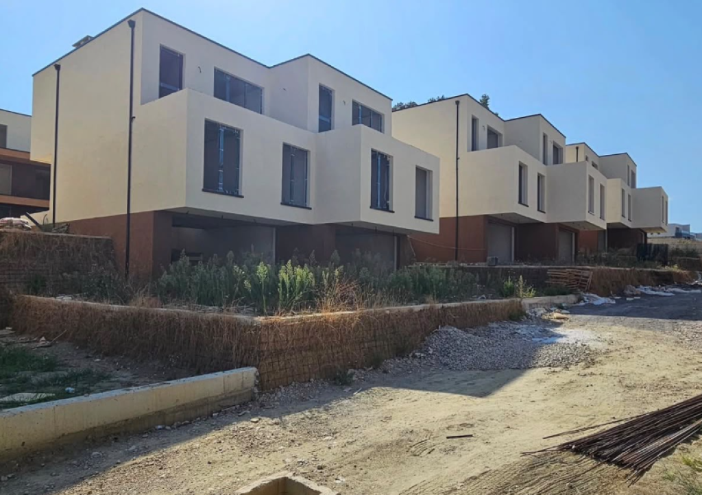 SHITET VILË 3-KATËSHE | ROSE GARDEN – LIQENI I FARKËS
