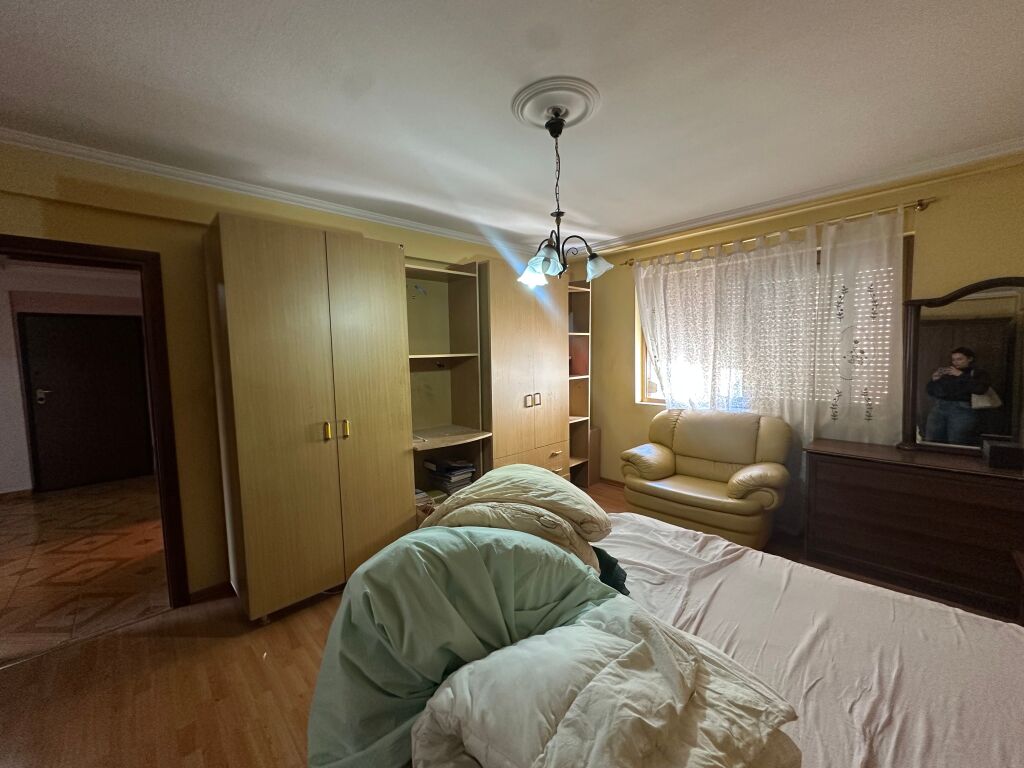 Shitet apartament 2+1 afer Lsi,Bllok