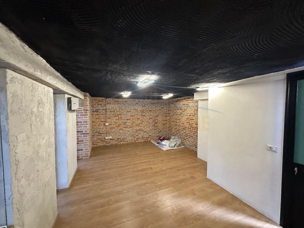 Qera, Ambient Zyre, Tregu Çam,Tiranë