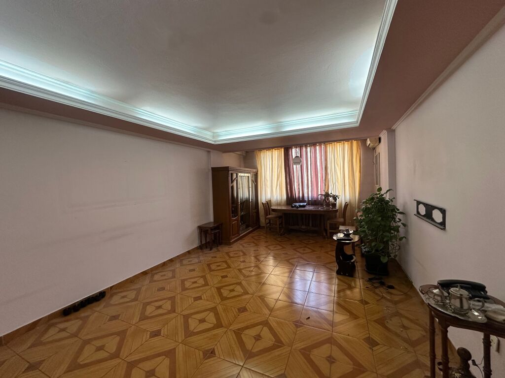 Shitet apartament 2+1 afer Lsi,Bllok