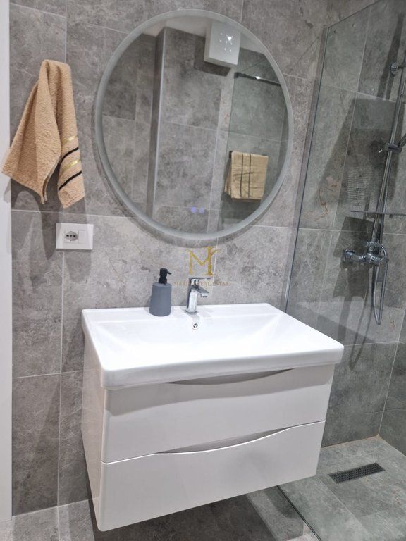 Jepet me qira apartament 1+1 në Golem Qendër.