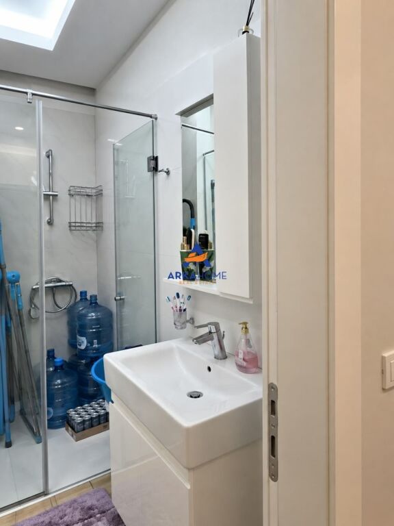 SHITET APARTAMENT 2+1 "RRETHI I KOMUNES SE PARISIT" 33.000.000 LEKE